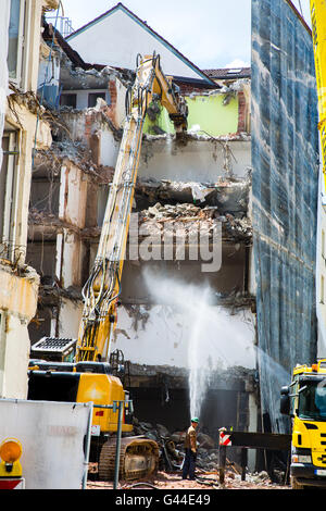 Demontage des Gebäudes Absturz von Maschinen Stockfoto