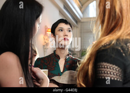 Models Backstage bei der Nicole Farhi Herbst/Winter 2011 Show im Royal Opera House im Rahmen der London Fashion Week. Stockfoto