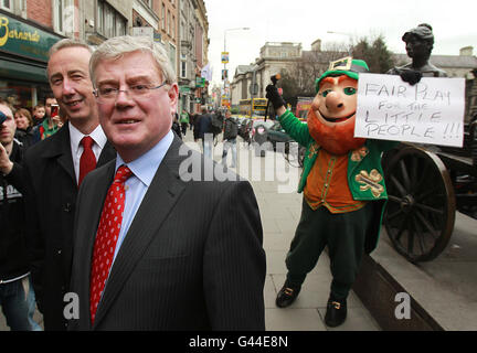 Labour Party Führer Eamon Gilmore (Mitte) wird mit Labour Kandidat für Dublin South East Kevin Humphreys (links) in der Grafton Street, Dublin, auf dem Foto dargestellt. Stockfoto