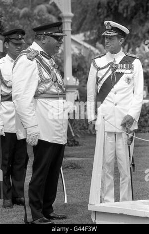 Prinz Philip, Duke of Edinburgh spricht mit T &#257; ufa &#699; &#257; hau Tupou IV, König von Tonga während der Royal Tour of Australasia Stockfoto