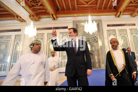 Premierminister David Cameron sieht den Gebetsraum, während er die große Moschee in Muscat, Oman, besichtigt. Stockfoto