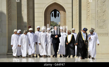 Premierminister David Cameron trifft Studenten, während er die große Moschee in Maskat, Oman, besichtigt. Stockfoto