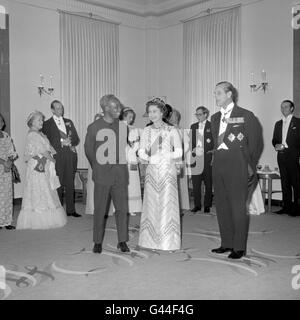 Präsident Julius Nyerere von Tansania unterhält die Königin und den Herzog von Edinburgh (im Vordergrund, von links nach rechts) und andere Mitglieder der königlichen Familie mit einem Bankett im Claridge's Hotel. Stockfoto