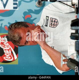 Terry Venables während seiner letzten Pressekonferenz als England Coach in Bisham Abbey heute (Donnerstag). Der ehemalige Chelsea-Manager Glenn Hoddle soll seinen Posten übernehmen. PA PIC NEIL MUNNS. Siehe PA Story EURO 96 Venables Stockfoto