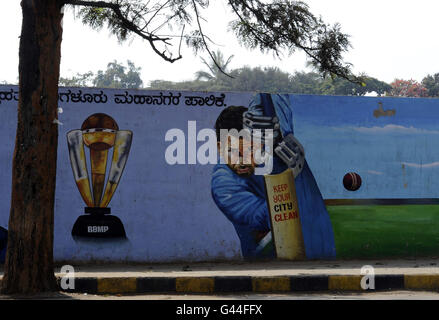 Ein Cricket-Wandgemälde in der Nähe des Chinnaswamy-Stadions in Bangalore, Indien. Stockfoto