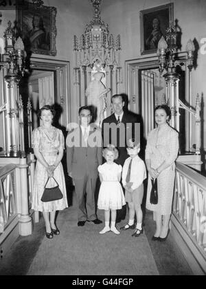 Königin Elizabeth II. Und der Herzog von Edinburgh mit König Hussein und Königin Dina von Jordanien im Schloss Windsor. Mit ihnen sind Prinzessin Anne und Prinz Charles. Stockfoto