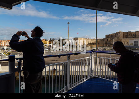 Touristen auf das Boot nach Tanger, Tarifa, Costa De La Luz, Provinz Cadiz, Andalusien, Spanien-Europa Stockfoto