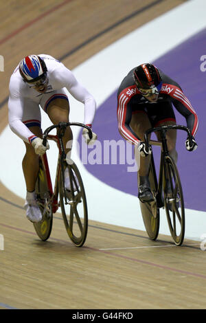 Radfahren - Track World Cup - Erster Tag - Nationales Radsportzentrum. Der französische Kevin Sireau (links) und der britische Jason Kenny (rechts) während des Sprints der Männer Stockfoto