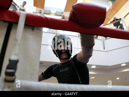 Boxen - Ricky Burns Public Work Out - Braehead Shopping Centre. WBO World Super-Featherweight Champion Ricky Burns bei einem öffentlichen Work-out im Braehead Shopping Centre, Glasgow. Stockfoto