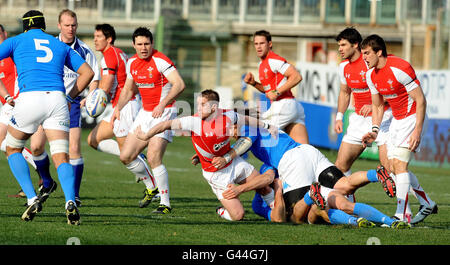 Wales' Shane Williams löst den Ball unter dem Druck des italienischen Martin Castrogiovanni während des RBS 6 Nations-Spiels im Stadio Flaminio, Rom, Italien. Stockfoto