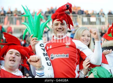 Walisische Fans auf den Tribünen während des RBS 6 Nations-Spiels im Stadio Flaminio, Rom, Italien. Stockfoto