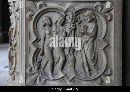 Adam und Eva im Paradies. Relief. Genesis. 13. c. La Sainte-Chapelle, Paris, Frankreich. Stockfoto