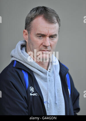 Ein niedergeschlagen aussehender Chesterfield-Manager John Sheridan während des npower Football League Two-Spiels im b2net Stadium, Chesterfield. Stockfoto