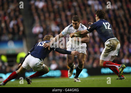 Der englische Nick Easter (Mitte) wird von den Franzosen Aurelien Rougerie und Yannick Jauzion während des RBS 6 Nations Matches in Twickenham, London, angegangen. Stockfoto