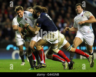 Die britische Toby-Flut wird vom französischen Sebastien Chabal während des RBS 6 Nations-Spiels in Twickenham, London, angegangen. Stockfoto