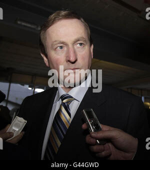 Fine Gael Führer Enda Kenny kommt für seinen Wahlkreis Graf am Royal Theater von Castlebar Co. Mayo während der irischen Parlamentswahlen. Stockfoto