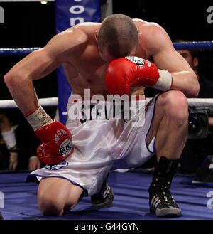 Stephen Foster setzt beim EBU Super Featherweight Title-Kampf im Reebok Stadium in Bolton weitere acht Punkte auf den Weg zur Niederlage gegen Ermano Fegatilli. Stockfoto