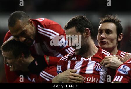 Stoke City's Rory Delap (Mitte rechts) Feiert mit seinen Teamkollegen, nachdem er die ihrer Mannschaft erreicht hat Erstes Tor des Spiels Stockfoto