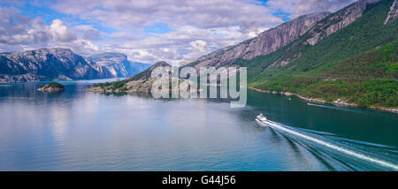 Boot im Lysefjord, Norwegen - Blick von einer Brücke Stockfoto