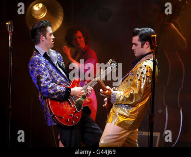 Robert Britton Lyons (links) als Carl Perkins und Michael Malarkey als Elvis Presley im "Million Dollar Quartet" im Noel Coward Theatre im Zentrum von London. Stockfoto