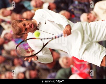 Greg Rusedski spielt heute (Freitag) gegen Tamer El Sawy in der ersten Partie des Davis-Cup-Gleichklatts zwischen Großbritannien und Ägypten auf Wimbledons Platz Nummer eins, Die letzte Reihe von Spielen, die auf dem historischen Hof gespielt werden, bevor es abgerissen wird, um Platz für verbesserte Einrichtungen und einen neuen Platz Nummer eins an anderer Stelle im Komplex zu schaffen. Von Fiona Hanson/PA. Stockfoto