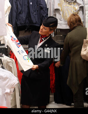 Die Botschafterin von British Airways Sheila Beesley (links) durchsucht die Artikel, die bei der Eröffnung des ersten offiziellen London 2012 Olympic Store im Terminal 5 am Flughafen Heathrow zum Verkauf stehen. Stockfoto