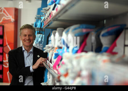 Paul Deighton, CEO von LOCOG, bei der Eröffnung des ersten offiziellen Londoner Olympic Stores 2012 im Terminal 5 am Flughafen Heathrow. Stockfoto