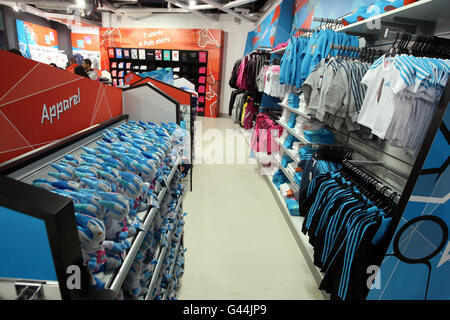 Eine allgemeine Ansicht der Artikel, die im ersten offiziellen London 2012 Olympic Store im Terminal 5 am Flughafen Heathrow verkauft werden. Stockfoto