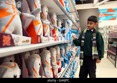 Rayan Sal von der Cranford Primary School in Hounslow sieht sich einige der Waren an, die bei der Eröffnung des ersten offiziellen Londoner Olympic Stores 2012 im Terminal 5 am Flughafen Heathrow zum Verkauf stehen. Stockfoto