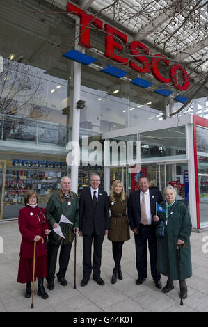 (Von links) Freiwillige der Alzheimer's Society, Eileen Stevens; Freiwillige, Chris Stevens; Vorsitzender der Alzheimer's Society, Jeremy Hughes; Botschafterin der Alzheimer's Society, Fiona Phillips; David Reid, Chairman von Tesco, und Elisabeth Koenigsberger, ehrenamtliche Mitarbeiterin im Tesco Store an der Londoner West Cromwell Road, verkünden Tesco Charity of the Year und ihre neue Partnerschaft mit der Alzheimer's Society und Alzheimer Scotland. Stockfoto