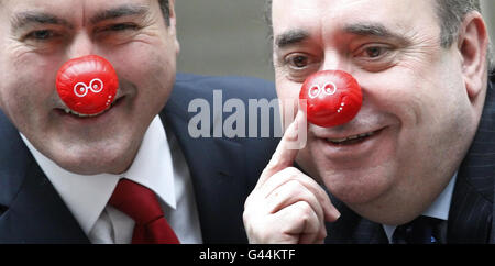 Der erste Minister Alex Salmond (rechts) und der Vorsitzende der Scottish Labour Party Iain Grey tragen rote Nasen zur Unterstützung der Comic-Erleichterung im schottischen Parlament in Edinburgh. Stockfoto