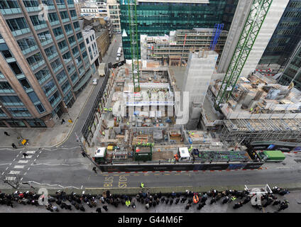 Mehr als 40 Bläser- und Schlagzeugmusiker der Guildhall School of Music and Drama führen auf dem Boden des neuen Konzertsaals der Schule, der derzeit im Milton Court in London entwickelt wird, einen "Hardhat Prom" auf. Stockfoto