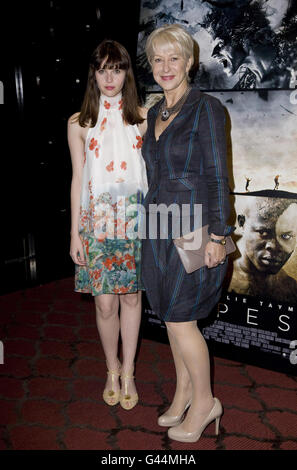 Felicity Jones und Dame Helen Mirren (rechts) nehmen an einer Sondervorführung von The Tempest im Mayfair Hotel, London Teil. Stockfoto