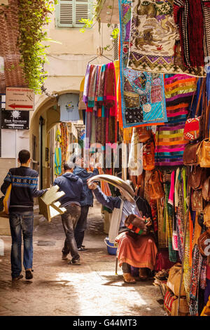Souvenir-Shop. Medina Grand Socco, die große Souk, alte Stadt Tanger. Marokko Afrika Stockfoto