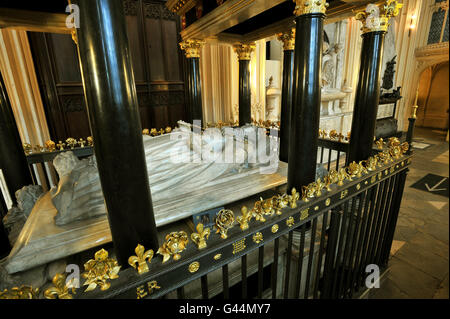 Das Grab von Queen Elizabeth I in Westminster Abbey im Zentrum von London. Stockfoto