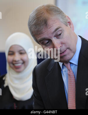 Der Duke of York trifft heute Schüler an der Little Ilford School im Osten Londons, wo er Projekte des Young Engineers Club sah. Stockfoto