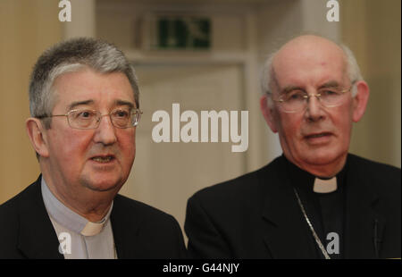 Erzbischof Diarmuid Martin Erzbischof von Dublin (links) und Kardinal Sean Brady Erzbischof von Armagh bei der RDS in Dublin zur Eröffnung des Internationalen Eucharistischen Kongresses, der im Juni 2012 in Irland stattfindet. Stockfoto