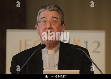 Erzbischof Diarmuid Martin, Erzbischof von Dublin, spricht bei der RDS in Dublin zur Eröffnung des Internationalen Eucharistischen Kongresses, der im Juni 2012 in Irland stattfindet. Stockfoto