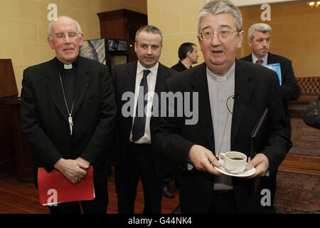 (Links - rechts) Kardinal Sean Brady, Erzbischof von Armagh, der katholische Kirchenkommunikationsbeauftragte Martin Long und Erzbischof Diarmuid Martin, Erzbischof von Dublin, kommen zur Eröffnung des Internationalen Eucharistischen Kongresses, der im Juni 2012 in Irland stattfindet, bei der RDS in Dublin an. Stockfoto