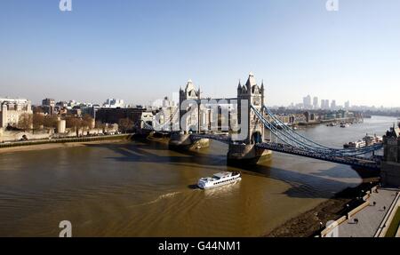 Ein allgemeiner Blick auf die Tower Bridge im Zentrum von London, vom Rathaus am Südufer der Themse aus gesehen. Stockfoto