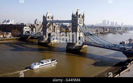 Blick auf London. Eine allgemeine Ansicht der Tower Bridge im Zentrum von London, vom Rathaus am Südufer der Themse aus gesehen. Stockfoto