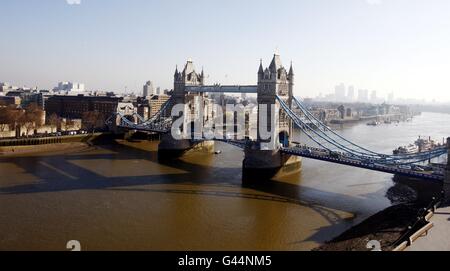 Ein allgemeiner Blick auf die Tower Bridge im Zentrum von London, vom Rathaus am Südufer der Themse aus gesehen. Stockfoto