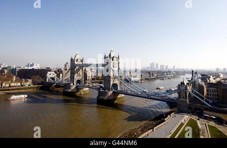 Blick auf London. Eine allgemeine Ansicht der Tower Bridge im Zentrum von London, vom Rathaus am Südufer der Themse aus gesehen. Stockfoto