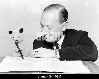 Unter dem wachsamen Auge seines Schöpfers und Besitzers Harry Corbett unterzeichnet Sooty einen Vertrag mit Perce Pearce Productions, in dem er eine Reihe von TV-Filmen für Walt Disneys Mickey Mouse Club-Programme in Amerika drehen wird. Stockfoto