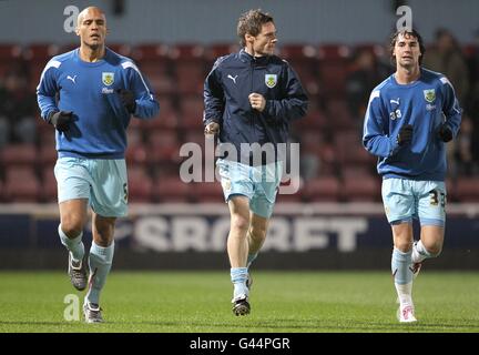 (Links-rechts) Burnleys Clarke Carlisle, Michael Duff und Chris Eagles wärmen sich vor dem Start auf Stockfoto