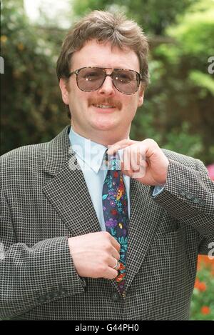 Charlie Lawson, Star der Coronation Street, der Jim McDonald in der TV-Seife spielt, zeigt bei der Verleihung der Top Tie Wearder Awards im Savoy Hotel, London, ein kontrastierendes Bild. * 4/5/00: Verlässt die Show nach 11 Jahren. * 25/11/00: Ist eine Operation für das, was angenommen wird, dass ein gutartiges Wachstum auf seiner Wirbelsäule zu unterziehen. Der Schauspieler Jim McDonald, der nach 11 Jahren die Seife verlassen wird, sagte der Zeitung News of the World, dass er Angst hatte, als er den Klumpen fand. Er fügte hinzu: „Ich war heiß und kalt. Ich weiß, dass alle Krebserkrankungen schrecklich sind, aber ich dachte immer wieder, dass Wirbelsäulenkrebs wirklich schrecklich klingt.“ Stockfoto