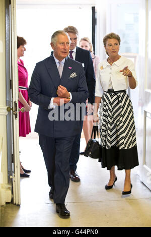 Der Prince Of Wales und der Herzogin von Wellington bei einem Besuch in der Royal Ballet School, White Lodge-Campus in Richmond Park, Süd-west-London. Stockfoto
