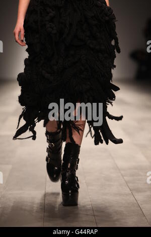 Ein Model auf dem Laufsteg bei der John Rocha Catwalk Show im Rahmen der London Fashion Week im Somerset House, London. Stockfoto