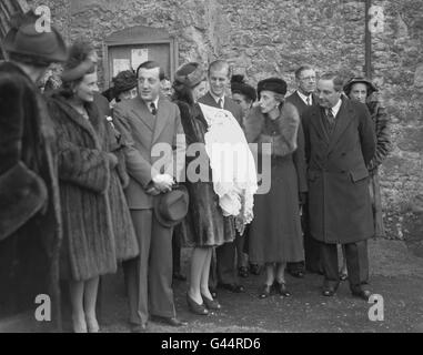 Leutnant Philip Mountbatten spricht mit Lady Brabourne, während sie ihren kleinen Sohn, der in der Familienkirche in Mersham, Kent, getauft wurde, in die Wiede nimmt. LT Mountbatten ist Pate des Kindes Norton Louis Philip. Stockfoto