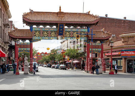 Chinatown, Victoria, Vancouver Island, British Columbia, Kanada. Die reich verzierten Eingang hilft es bei Touristen sehr beliebt und ist unverwechselbar. Stockfoto